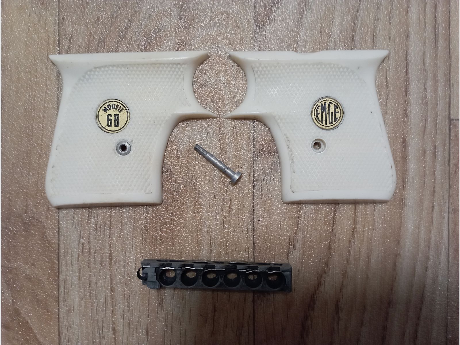 Griffschalen und Magazin für EM-GE Mod. 6B