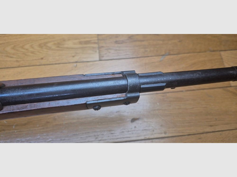 Très beau mousqueton Truppe Speciale Carcano Modèle 1938 (91/38 TS) – Arsenal de Terni – Cal. d&rsquo;origine 6,5×52 – Mono-matricule – Bois très beau – Excellent état mécanique – Beau canon avec des rayures nettes jusqu&rsquo;à la bouche – Arme de 1940 – TBE++/TBE+++, image 24 sur 34