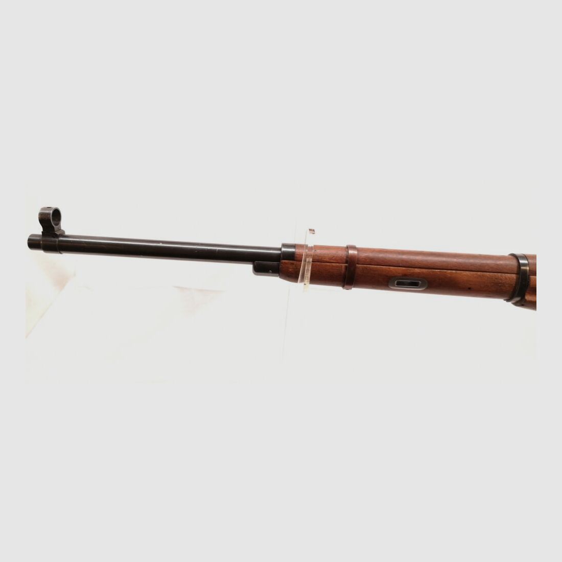 Karabin treningowy Mosin Nagant - karabin treningowy, z numerami zgodnymi, przedni metalowy uchwyt w kolorze brązowym.
