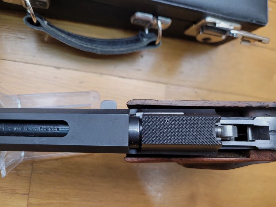 Sehr guter Pistol DES 69/U – Hergestellt in Frankreich von Unique in Hendaye – Kal. 22 LR – Verstellbarer anatomischer Schaft aus Nussbaum – Magazin 10 Schuss – Verstellbarer Abzug – Doppelte Bossette – Set von Gegengewichten – Vollständig aus bearbeitetem Stahl – Sehr guter Zustand, Bild 19 von 27