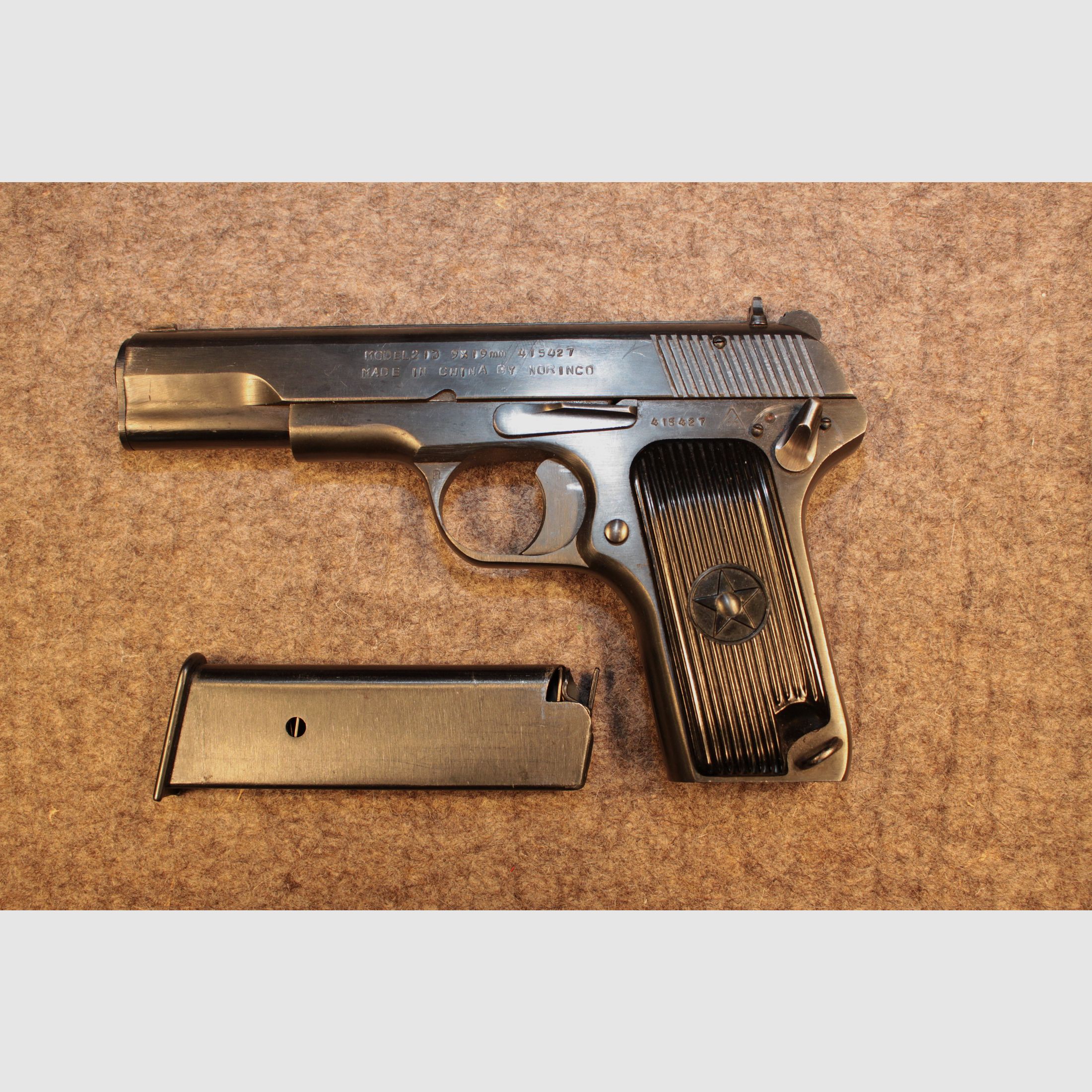 Pistola Tokarev cinese in calibro 9 mm Luger.