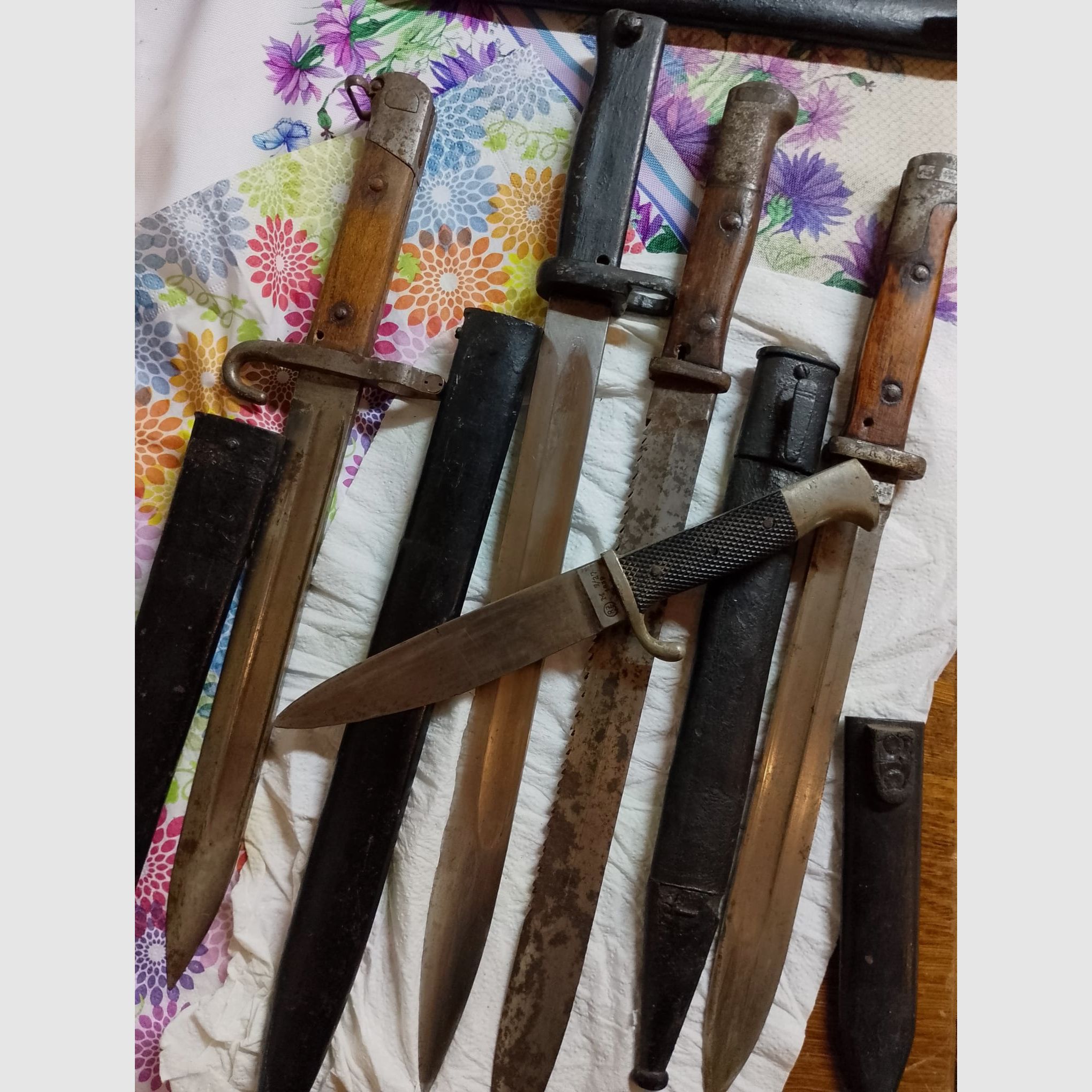Convolto di vecchi baionette 1GM + 1 vecchio coltello da escursionismo/scout 1939
