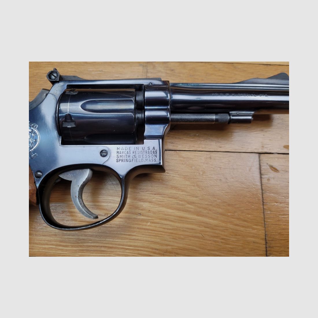 Beau revolver Smith & Wesson M15-2 – Calibre .38 spécial – fabrication de grande qualité de 1961 à 1964 – canon 4 pouces « pencil barrel » plus épais – Et néanmoins le plus light de tous les revolvers « magnums » – État esthétique et mécanique nickel – une arme ayant très peu tirée en 65 ans… – TBE++, image 5 sur 20