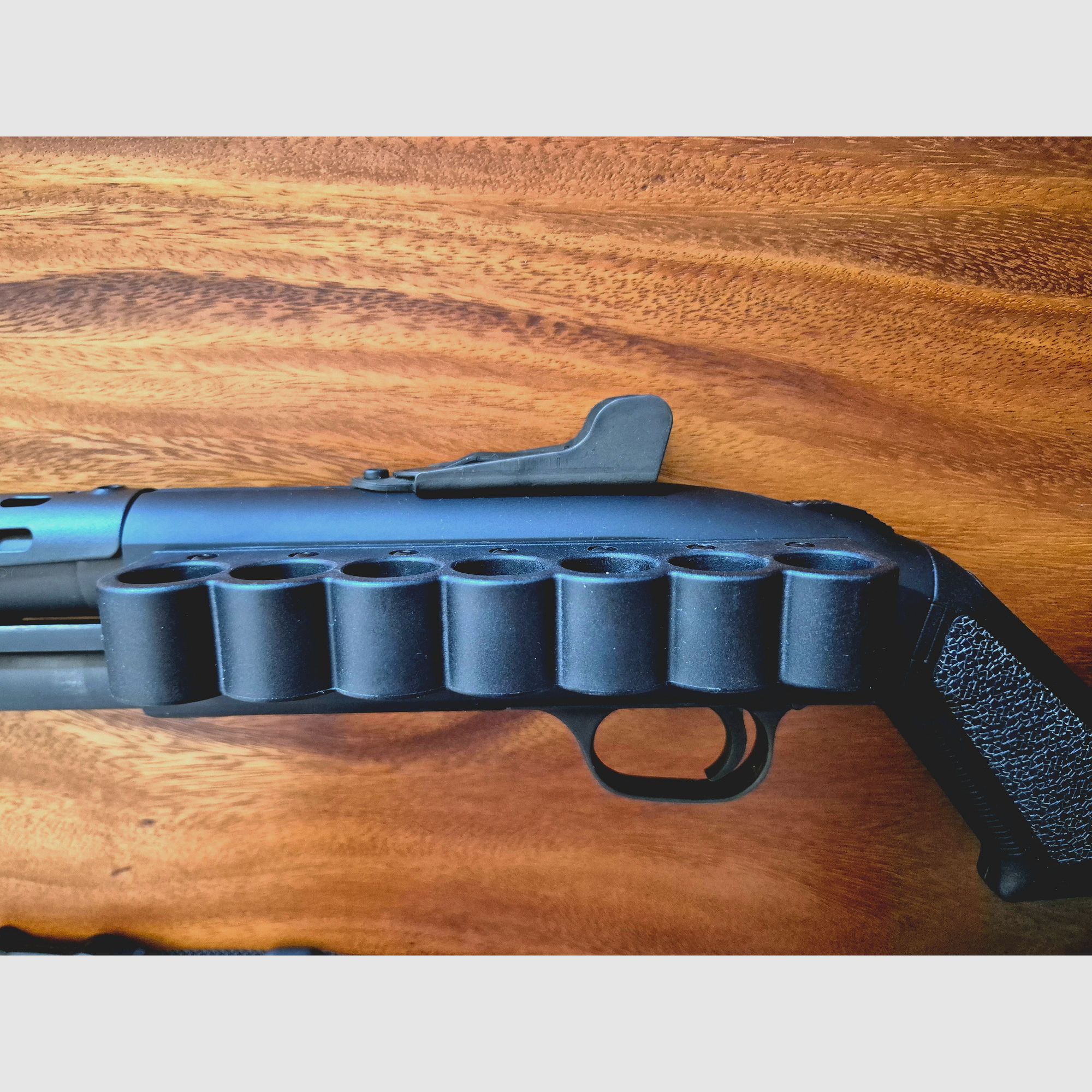 Mossberg M590A1 Ghost Ring Tactical 12/76 Mag. inkl. Magpul Schaft/Sling, Patronenhalter und Laufhitzeschild – Neu und unbenutzt