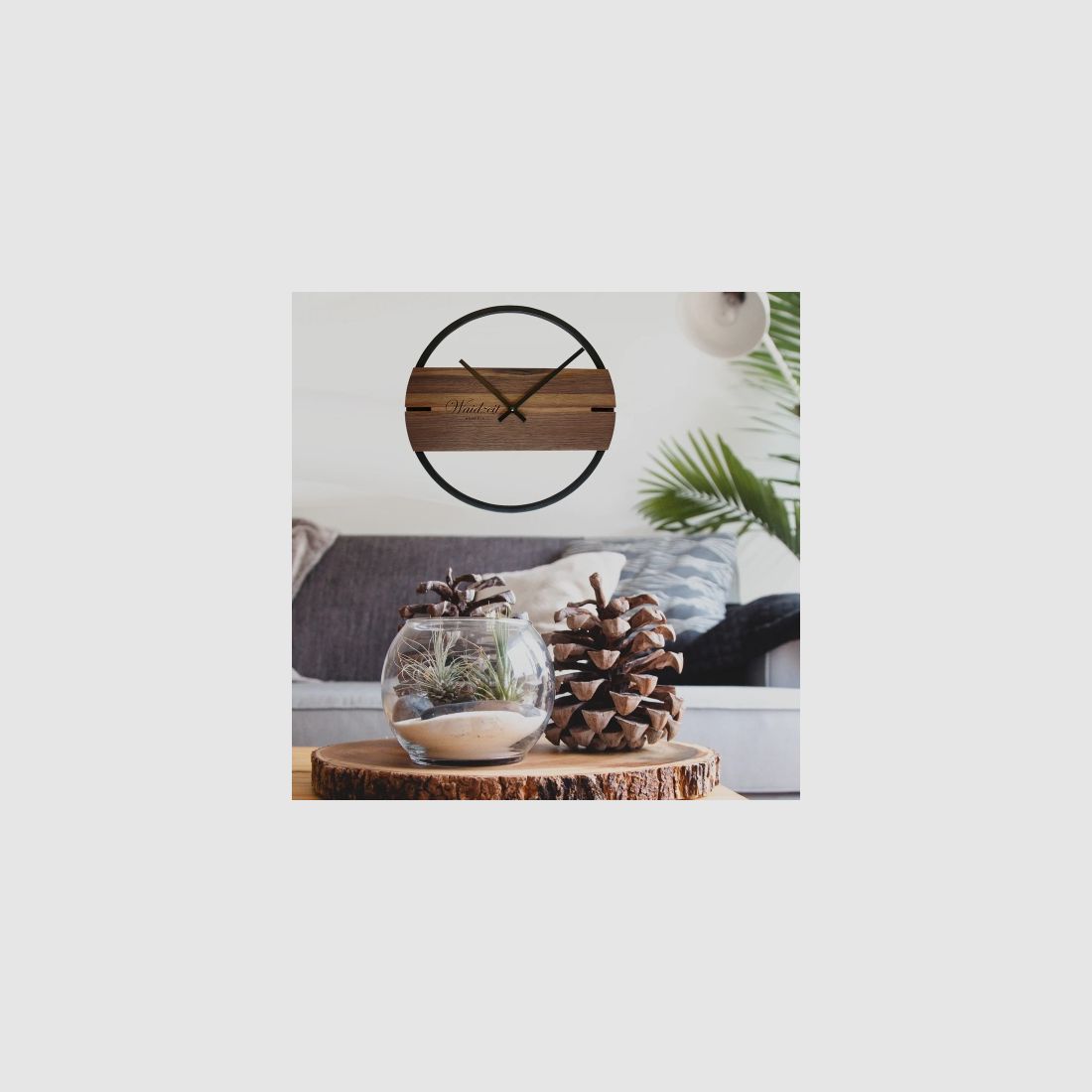Wandklok Novum van walnoot hout