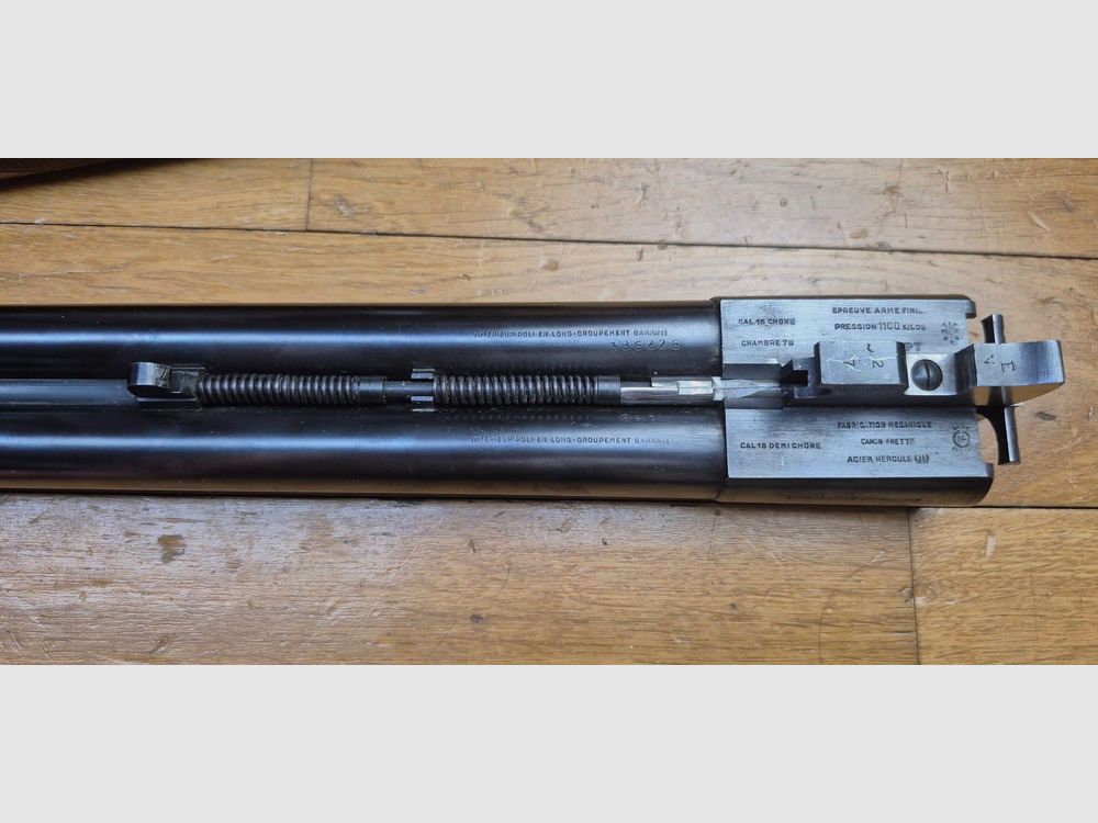 Prachtig geweer Robust model nr. 246 – Manufrance Saint-Étienne – Kal. 16/70 – Wapen rond 1952/1954 (!) – 100% jaspage en gravures – Spiegelloop, bijna nooit geschoten – Volledige originele verpakking (garantie, handleiding, keuringscertificaat) – Staat bijna als nieuw voor deze 72 jaar! – Bijna museumstuk – TBE+++, afbeelding 42 van 56