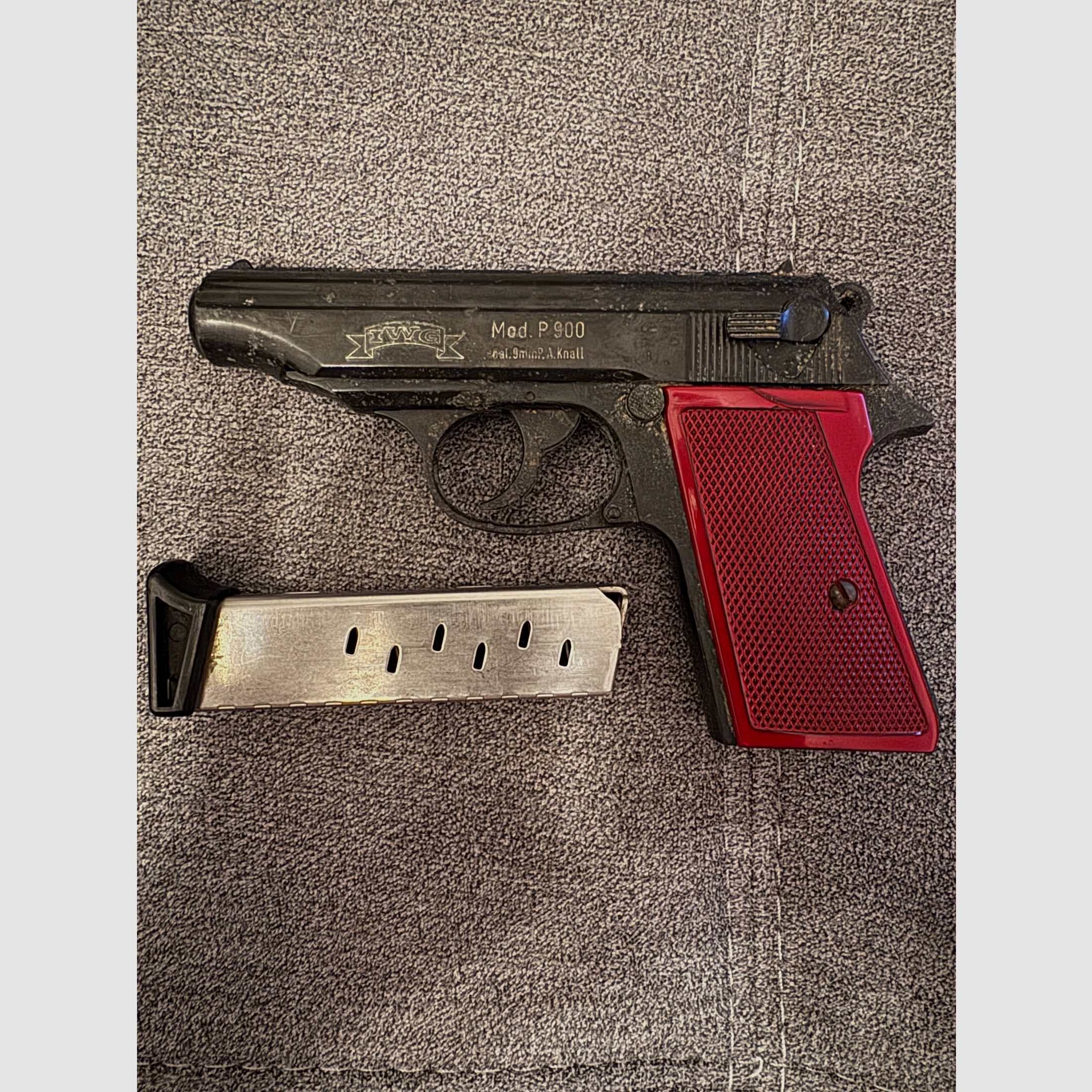 Schreckschusspistole IWG Mod. P 900 (9mm P.A.K.) – mit Magazin & 50 Schuss Munition (Bastlerobjekt / Gebrauchsspuren)