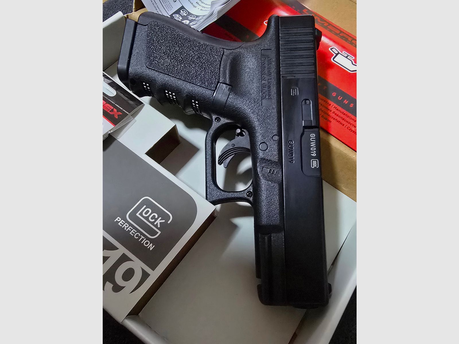 Glock 19 4.5 mm CO2 steel balls