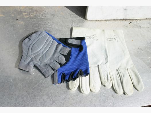 1 Paar rückstossdämpfende Handschuhe mit Einlage + 1 Paar dünne weisse Lederhandschuhe