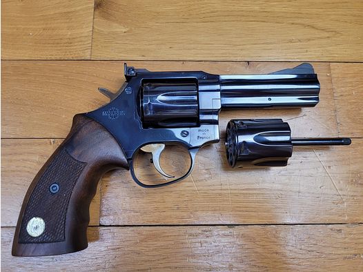 Exceptionnel ensemble d&rsquo;origine Révolver Manurhin MR73 – Modèle Gendarmerie en 4 pouces – cal 357 Mag – Avec son rare barillet 6 coups en 9 Para – Dans sa boite d&rsquo;origine avec accessoires, manuel et documents d&rsquo;origine – Ensemble très rare sur le marché et dans un état de rêve !