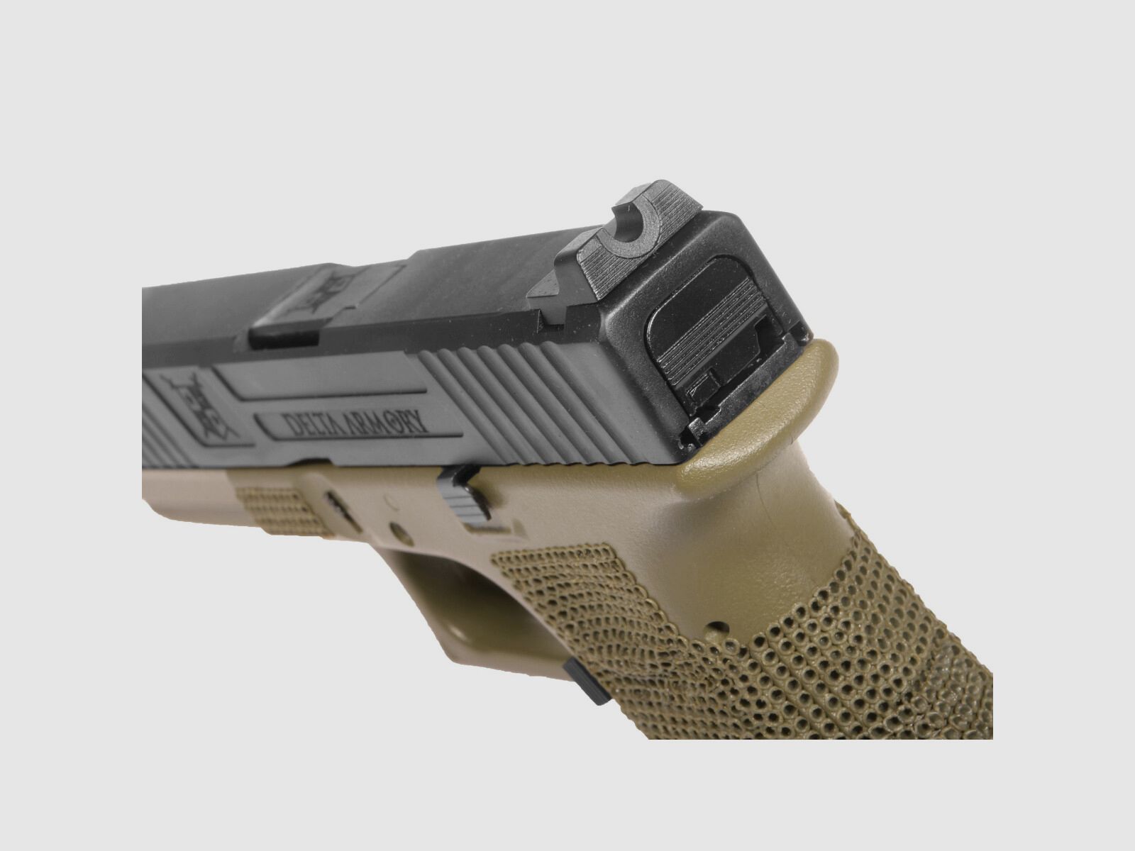 P04 GBB Airsoft Pistol con Grip Stippling in Oliva | Delta Armory