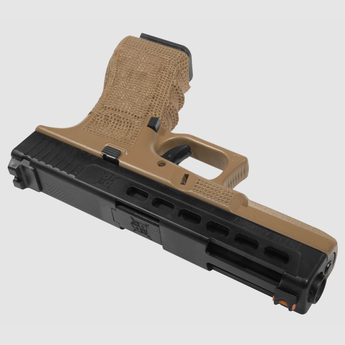 P06 GBB Airsoft Pistole in Tan | Delta Armory