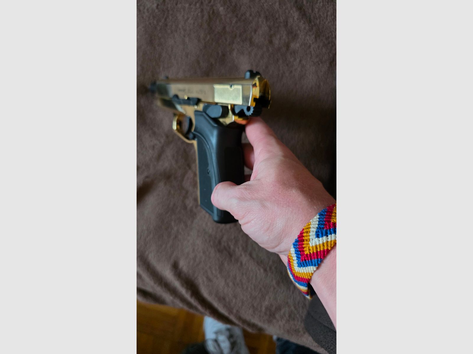 Pistolet d'alarme de 'Browning' cal. 9mm, P. A. K, en noir/doré, état d'occasion, mais entièrement fonctionnel.