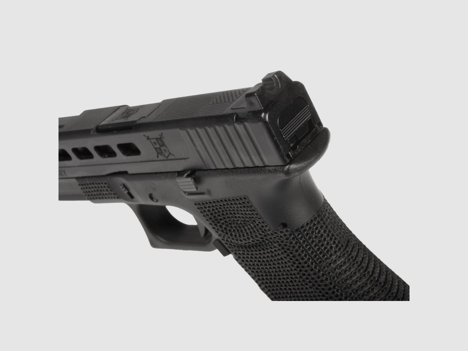 P06 GBB Airsoft Pistool met Grip Stippling in Zwart | Delta Armory