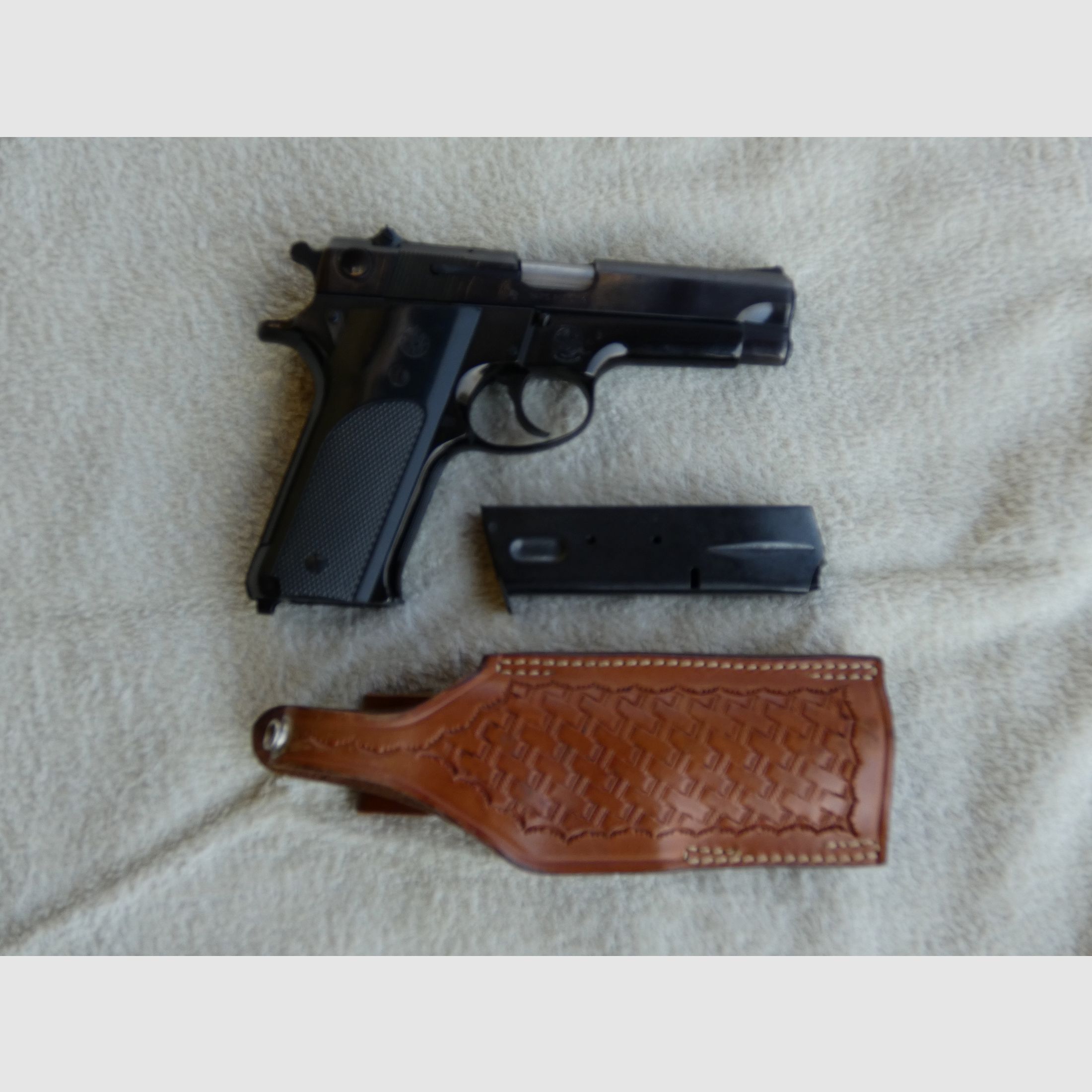 S&W pistol, 9mm Luger