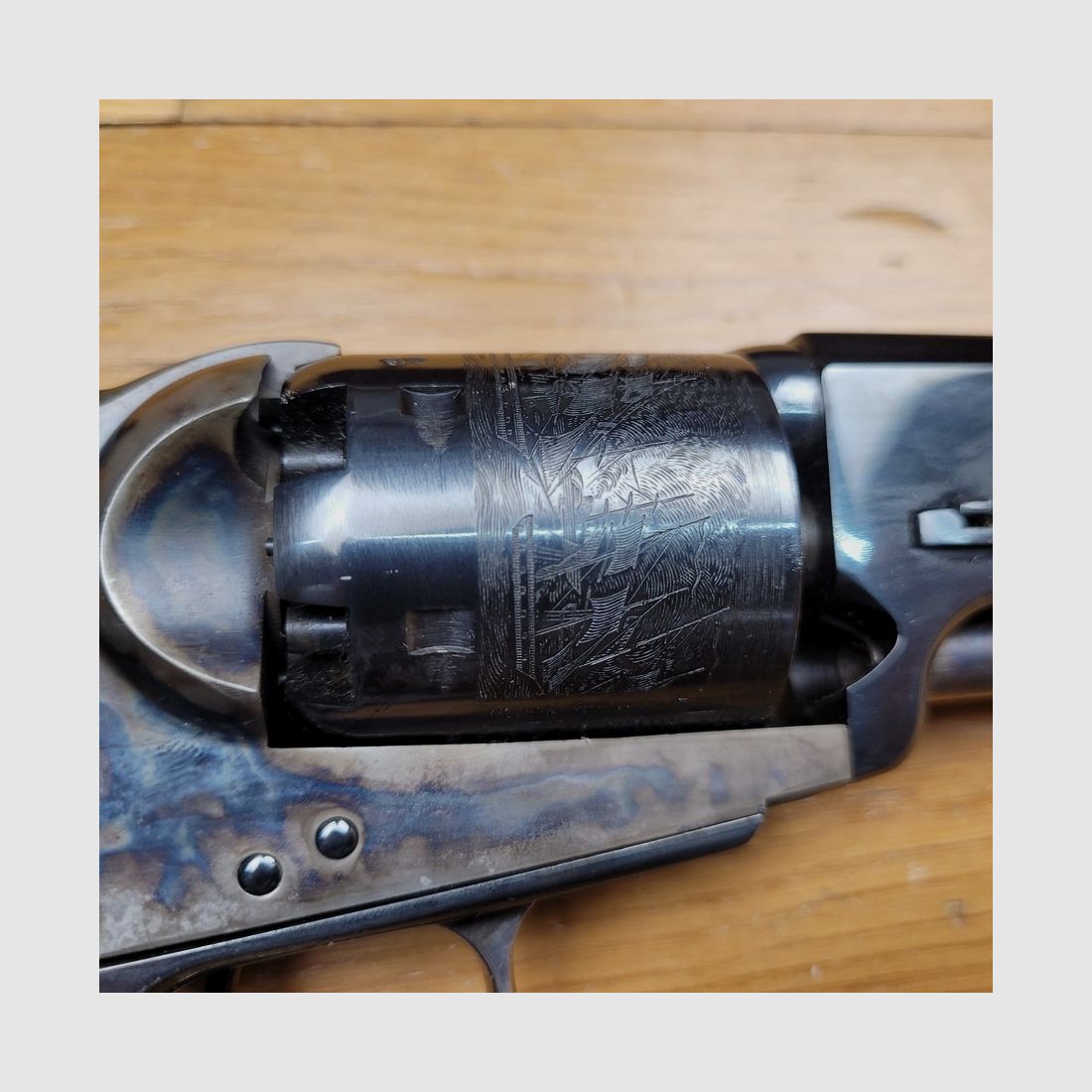 Revolver commemorativo Colt "Général Lee" – Fabbricazione Colt 2ª generazione precoce – Scatola di legno con tutti gli accessori completi – Meno di 4800 esemplari per entrambe le versioni – Marcature identiche a quelle originali – Meccanica, presentazione e finiture esemplari – TBE++, immagine 33 di 35