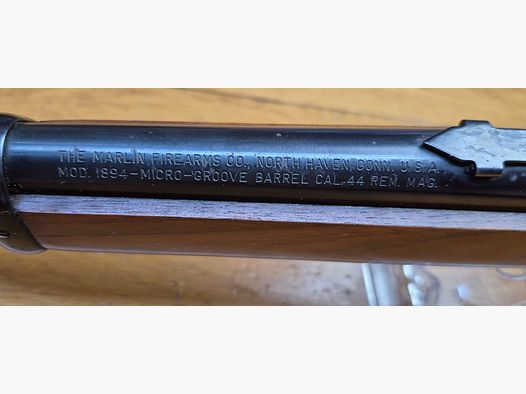 Schöne Unterhebelrepetierbüchse Marlin Modell 1894 – Waffe von 1971 – Kal. .44Mag – In 10+1 Schuss – Gutes Holz aus amerikanischem Nussbaum mit selbstgemachter Schulterstütze – Ultra flüssige Mechanik – Wunderschöner Lauf von 51 cm – Eine universelle Schusswaffe in BE+/TBE