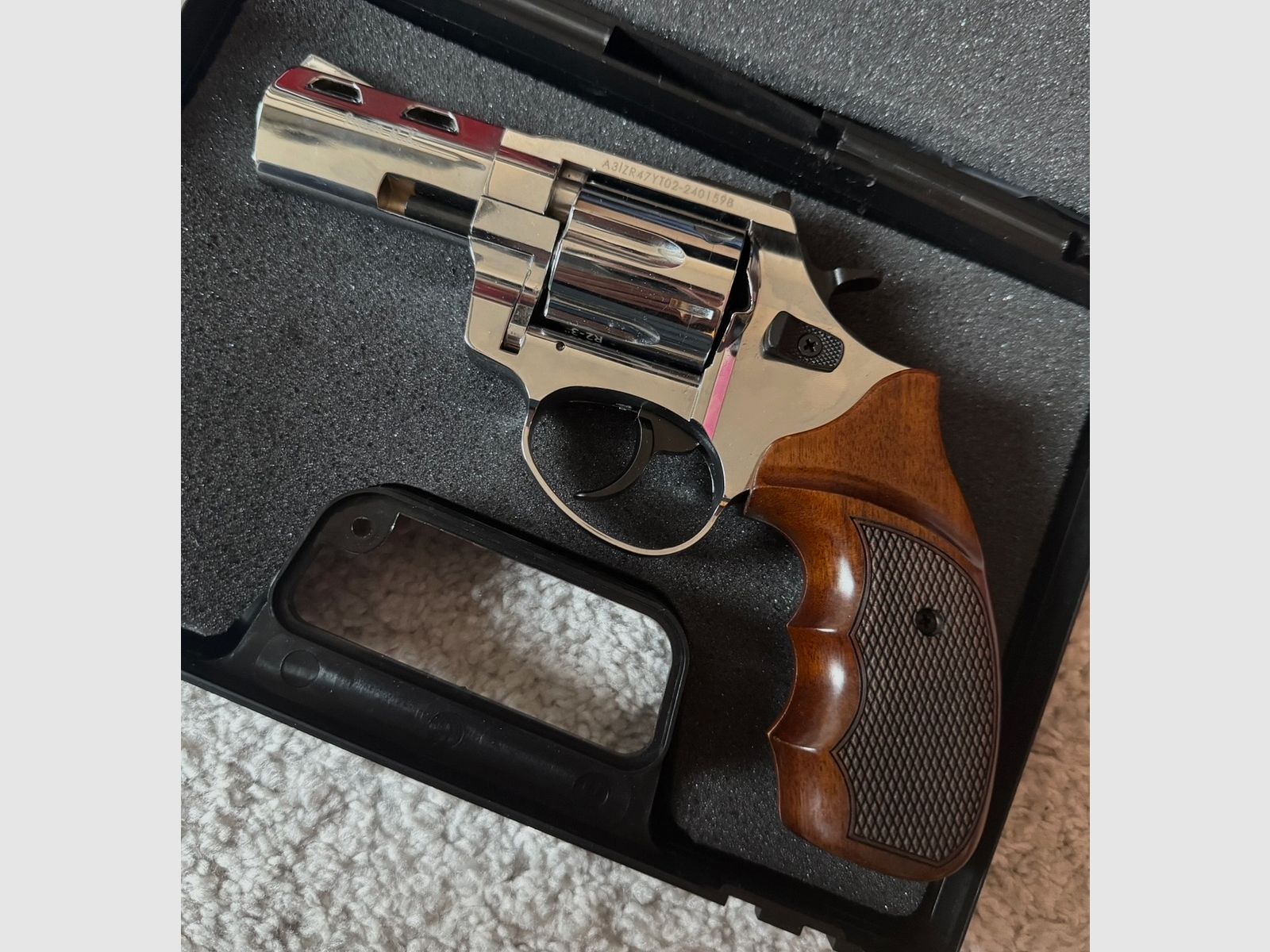 Zoraki R1 con empuñaduras de madera sin disparar con OVP