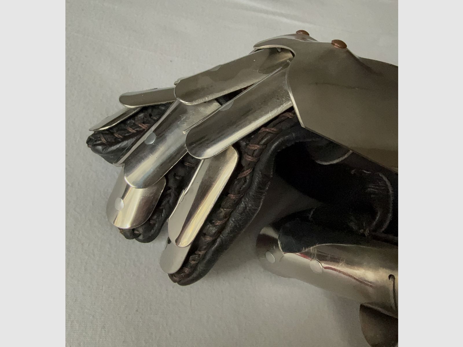 1A gants de chevalier pour le rituel de l'adoubement.