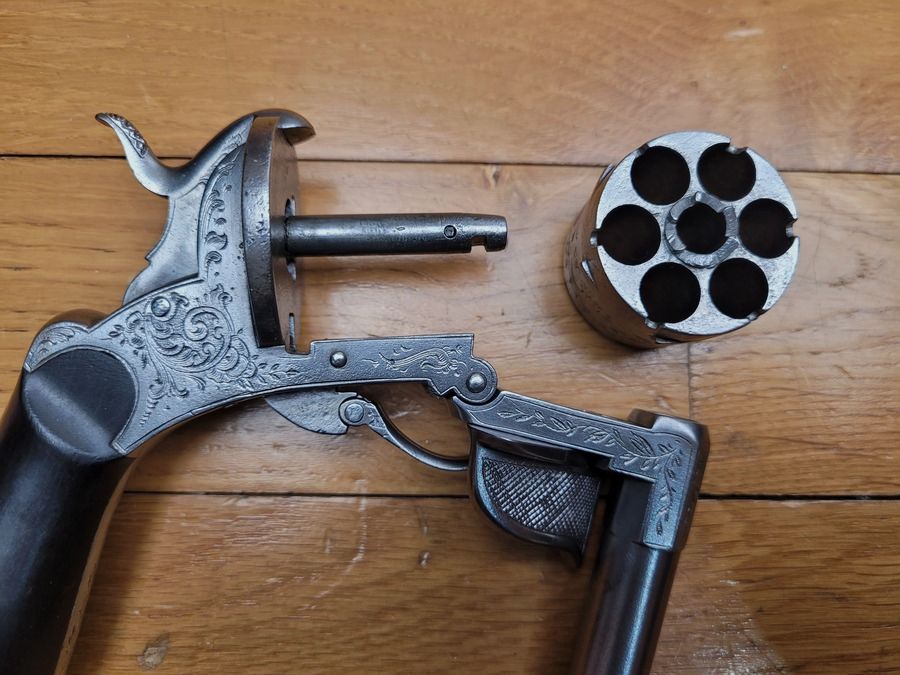 Peu courant revolver à système Eyraud – canon basculant autour d&rsquo;un axe – calibre 9mm à broche – six coups – gravures – BE/TBE, image 15 sur 17