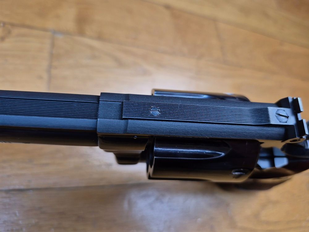 Schreck der Bären! – Revolver Smith & Wesson M29-2 – Kal. .44Mag – Lauf 8&prime; 3/8 Zoll – Der längste im Katalog! – Außergewöhnliche brünierte Oberfläche – Waffe von 1980 – Atemberaubende Mechanik und heute nicht mehr erhältlich – Filmmythos ebenso wie Waffe! TBE++!, Bild 16 von 27