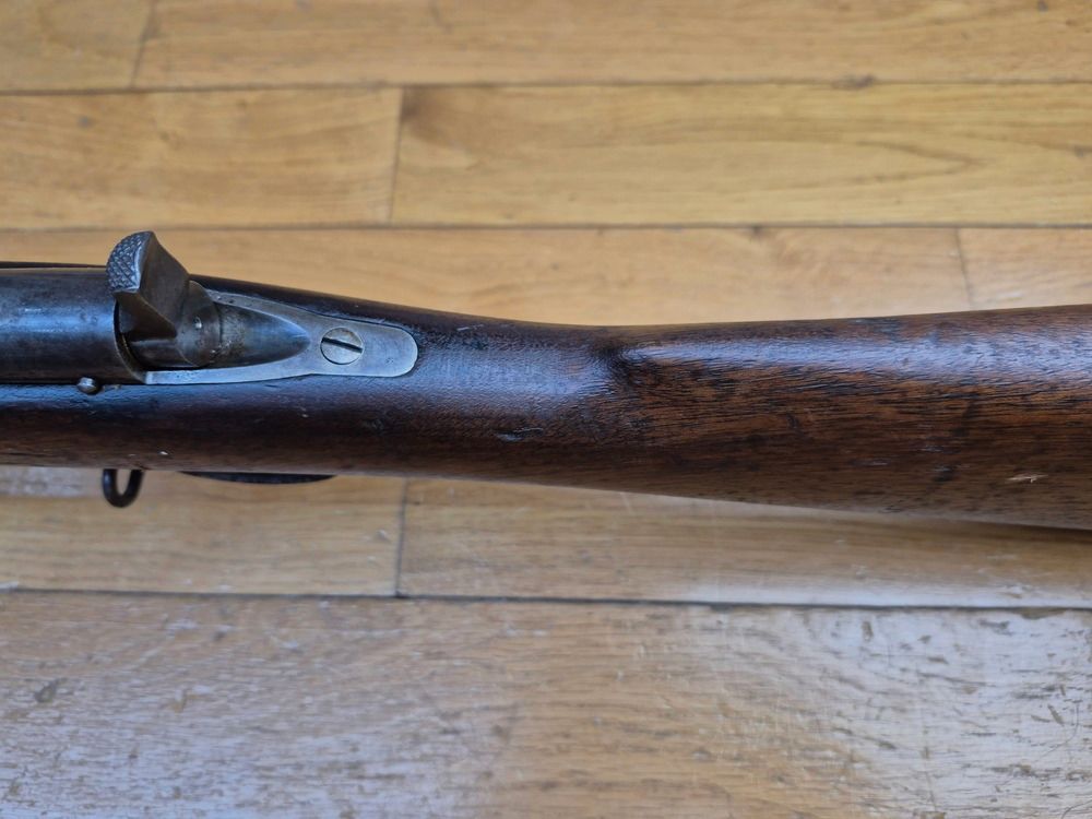 Nieodnaleziony rosyjski karabin regulacyjny Berdan Nr. 1 Model 1868 – Kal. 4,2 Linii – Ekstremalnie rzadkie wyprodukowane przez Colt Hartford w latach 1869/70 – Tylko 30 000 broni – Punkt wyjścia dla całego nowoczesnego uzbrojenia rosyjskiego – Orzechowe drewno TBE – Doskonała nienauszona mechanika – Piękne brązowienie i marmoryzacja w zamku – Wspaniały luf – Doskonały stan ogólny – Jedna z największych rzadkości regulacyjnego uzbrojenia XIX wieku – TBE++!, zdjęcie 19 z 39