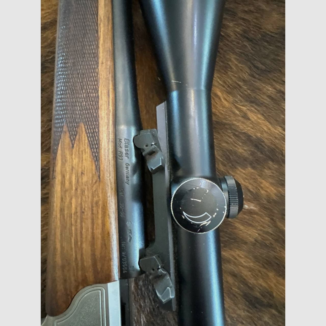 Blaser R93 ripetitore a otturatore lineare calibro .30-06 con montaggio originale Blaser e ottica Frankonia 3–12×56, reticolo 4