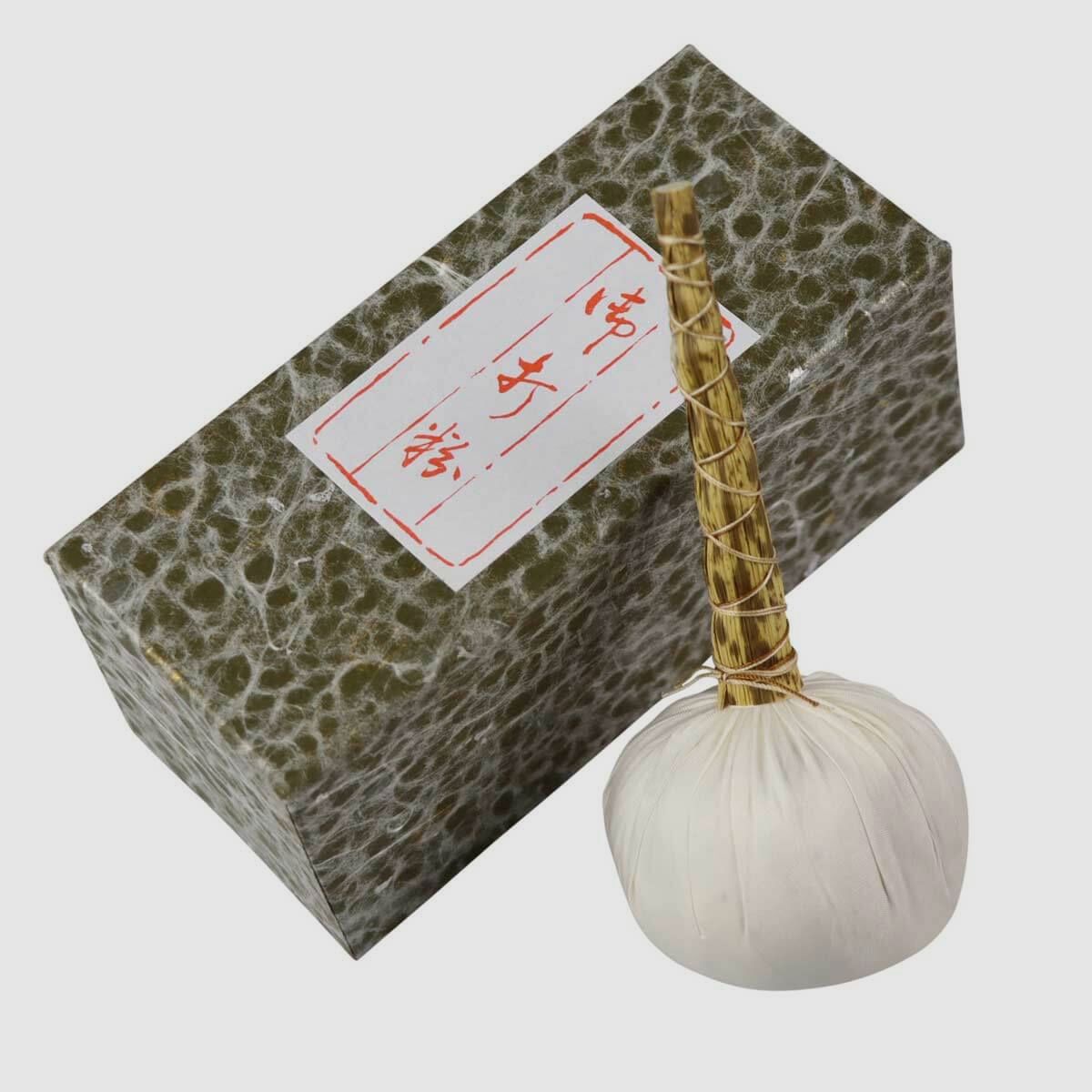 Uchiko aus Japan groe Quaste mit Uchigumori Pulver