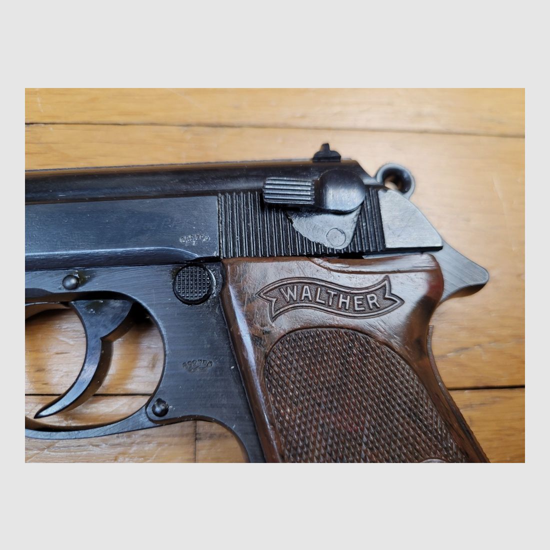 Dobry pistolet Walther PPK – Produkcja Walther Zella-Mehlis z końca 1944 roku – Kaliber 7,65 mm – Ponowne oksydowanie – Pierścień do smyczy – Mały cywilny poborowy! – Lufa lustro – BE+, zdjęcie 15 z 17