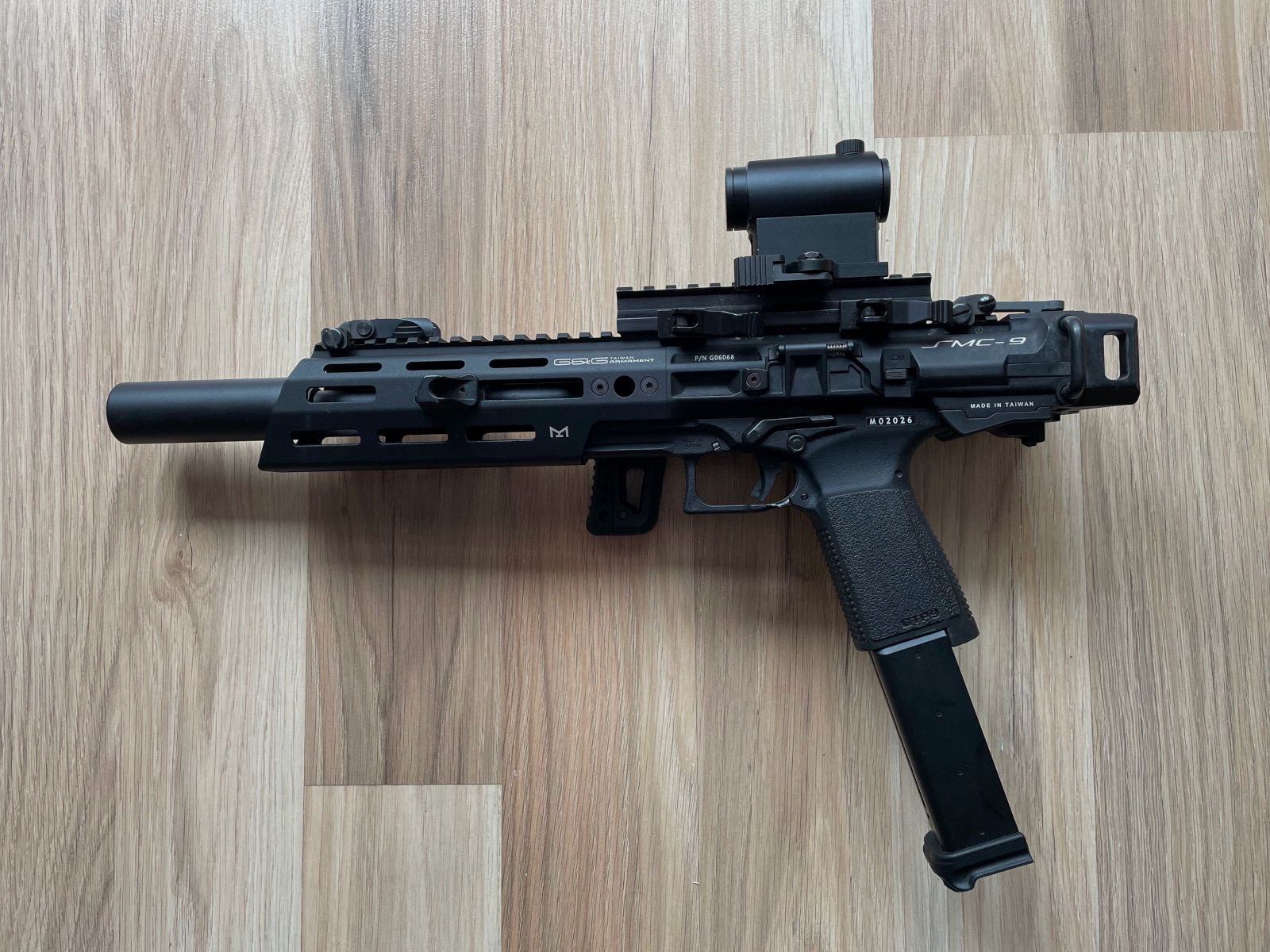 Airsoft G&G SMC9 with sight and a total of 6 magazines.