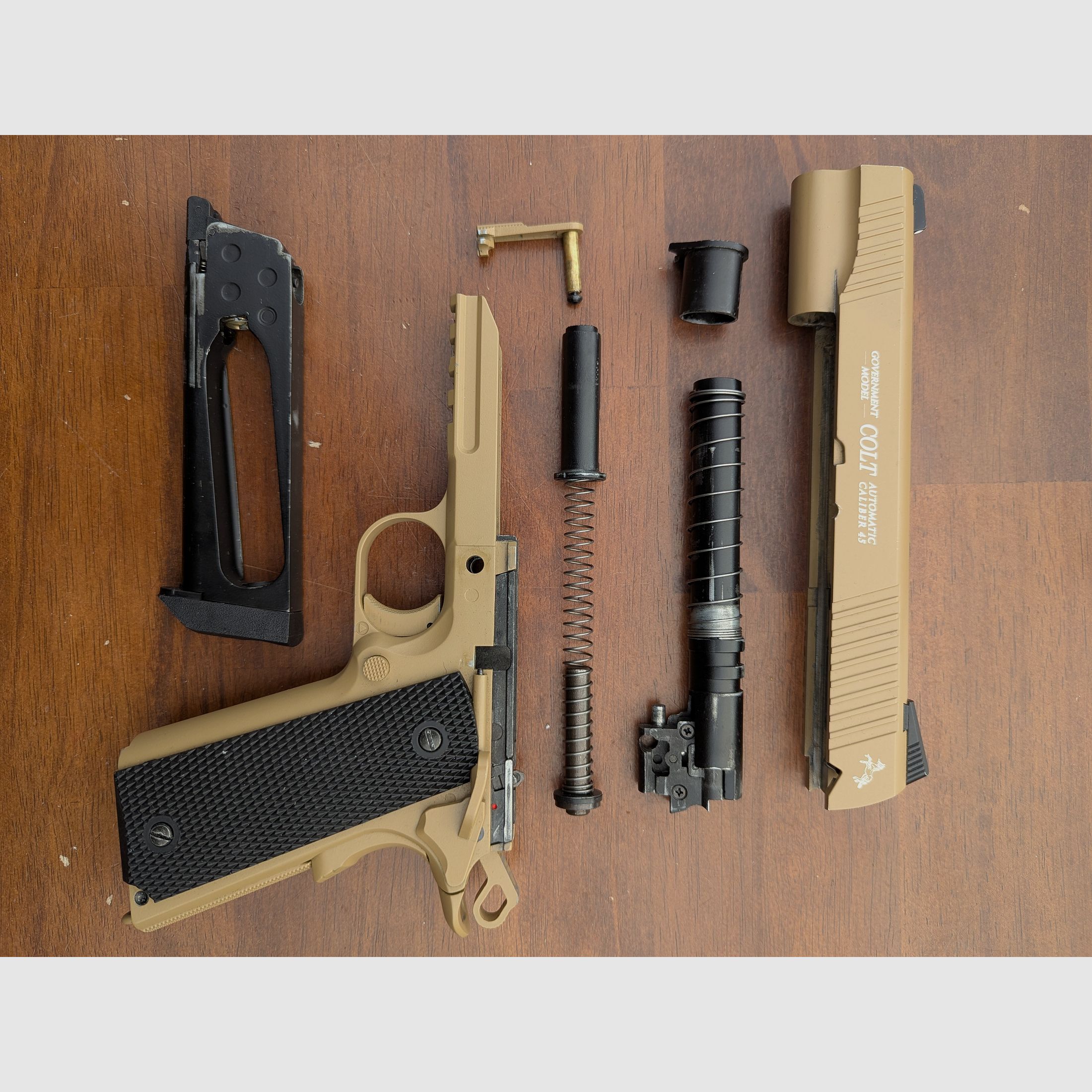 Colt M45 CQBP / 4,5mm BB/ Tan Beige / Luftpistole CO2 mit Zubehör 