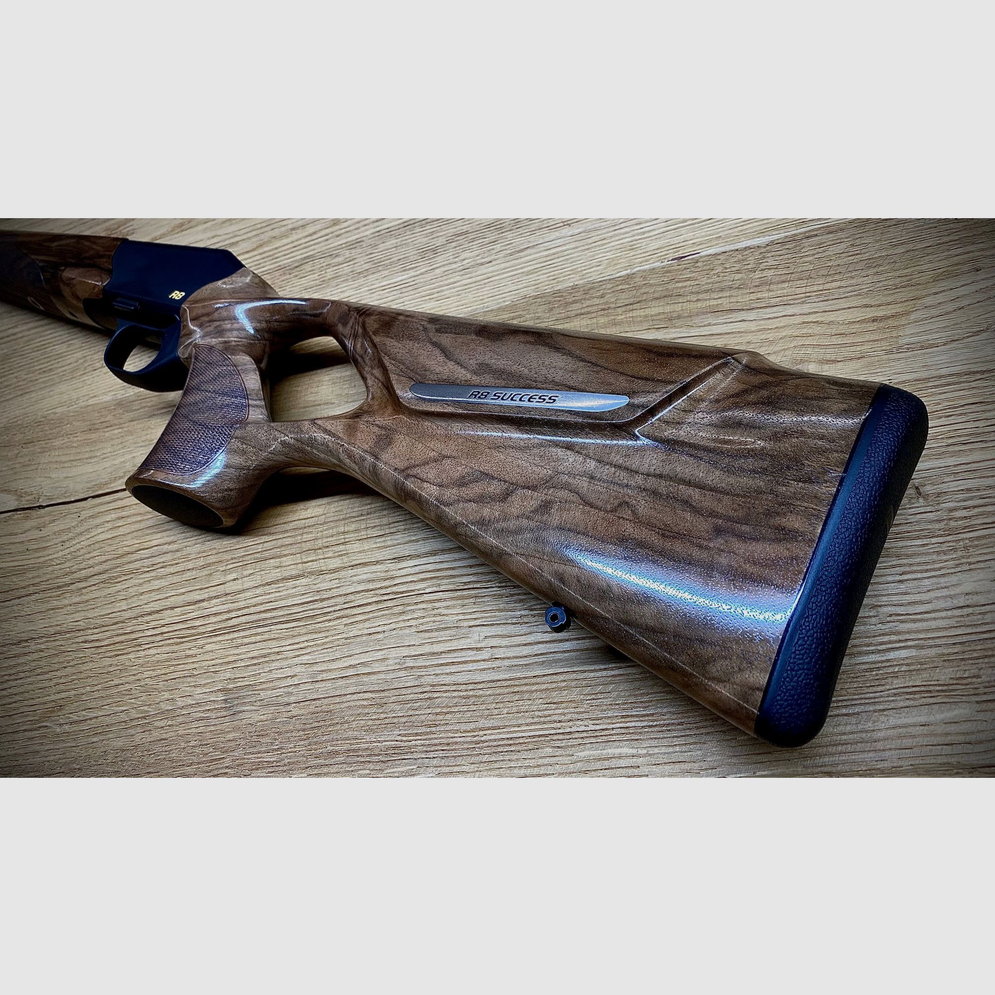 Blaser R8 Success Schäftung / Holzklasse 4 / R8 Logo in Gelb / top Holz absolute Gelegenheit