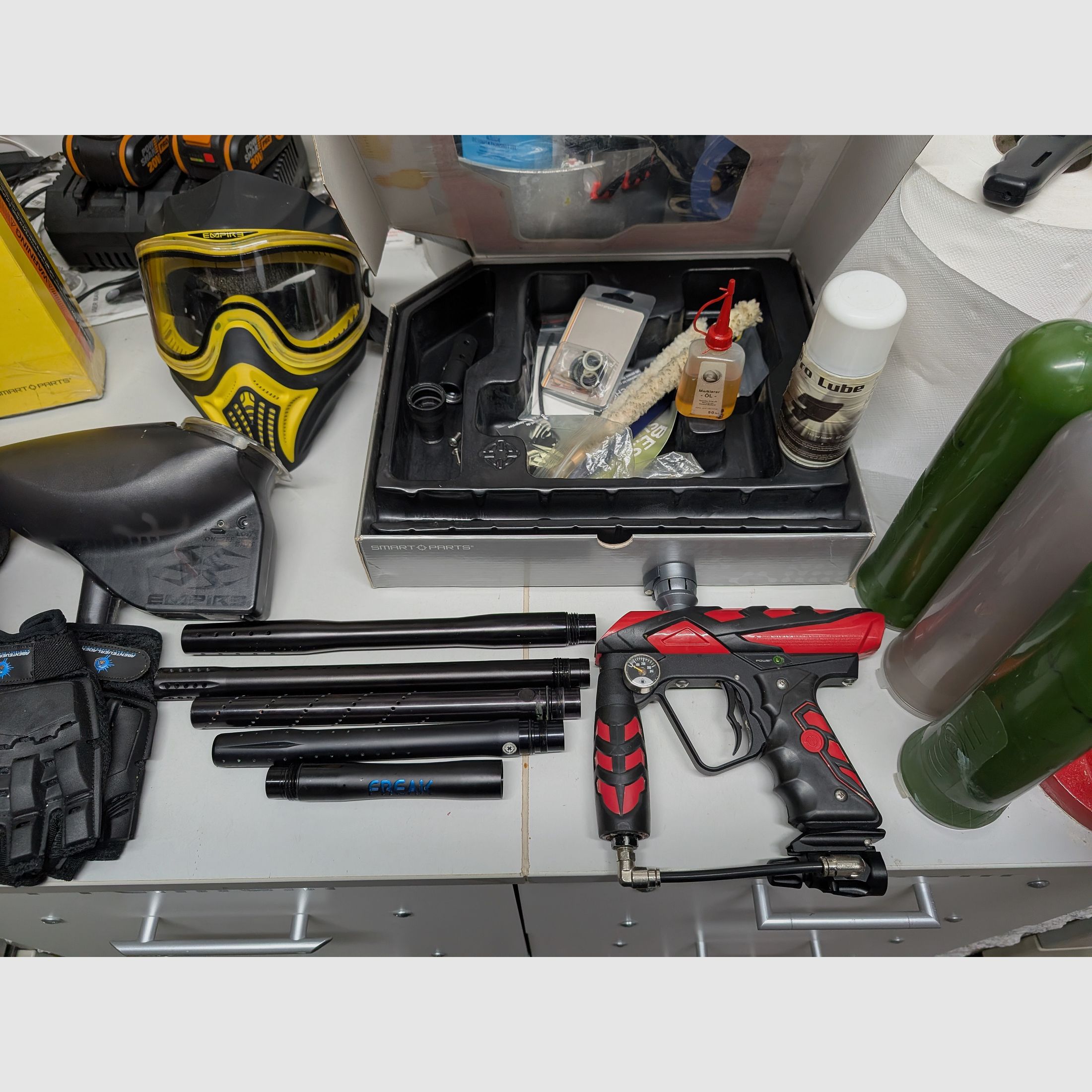 Équipement complet de paintball y compris le marqueur