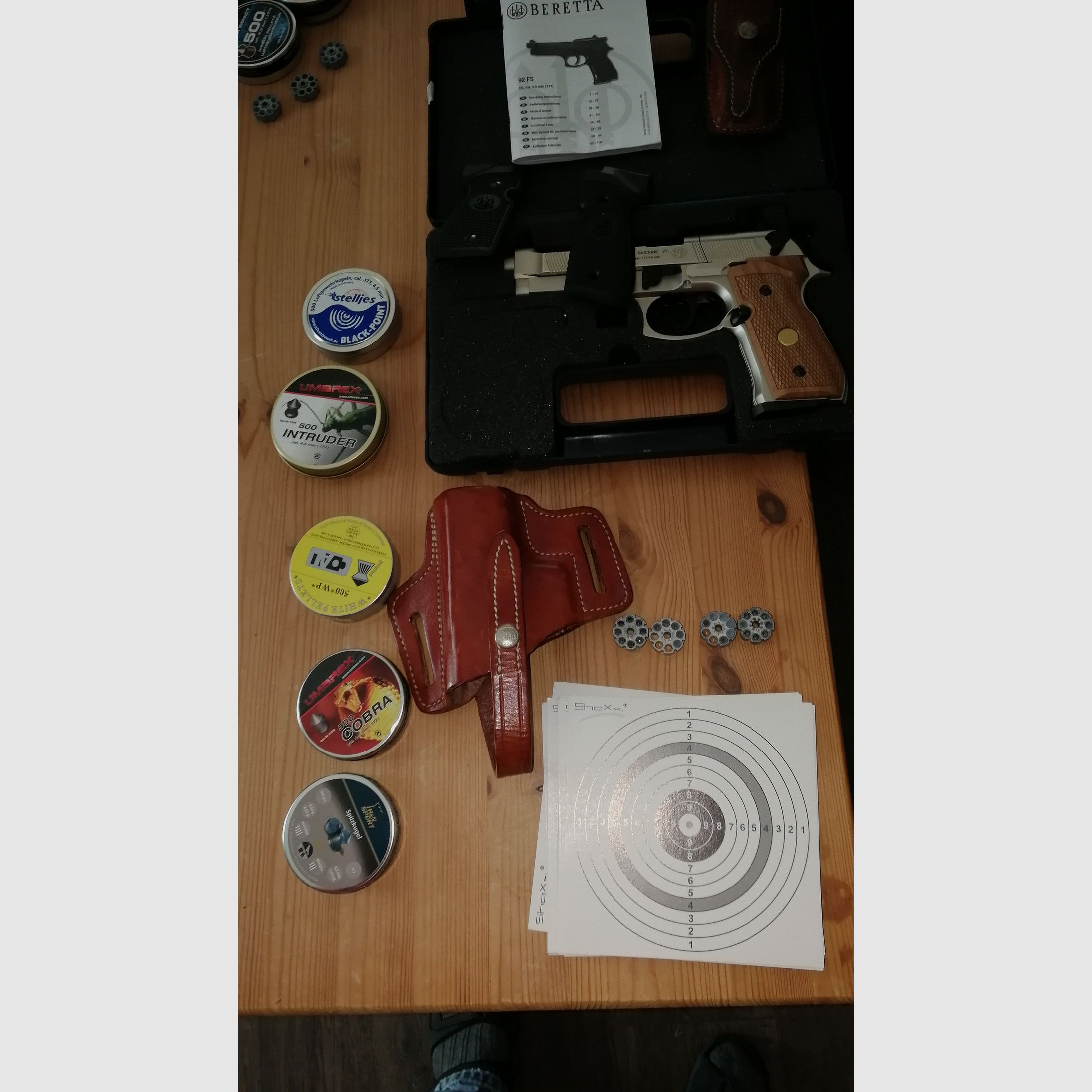 Beretta Mod. 92 FS verchroomde luchtpistool met houten en kunststof handgrepen en veel accessoires