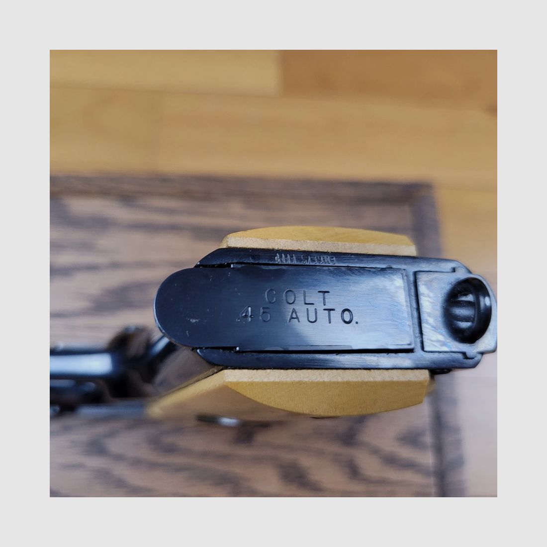 UNIQUE ! Rarissime Colt 1911 (nicht 1911 A1) Gedenkstück zur Zweiten Schlacht an der Marne 1918 – Schöpfung von 1968 – Außergewöhnliche Qualität vor Serie 70 – Luxuriös graviert und brüniert und 100% funktionsfähig – Rarität in Europa – Neuwertiger Zustand!, Bild 11 von 28