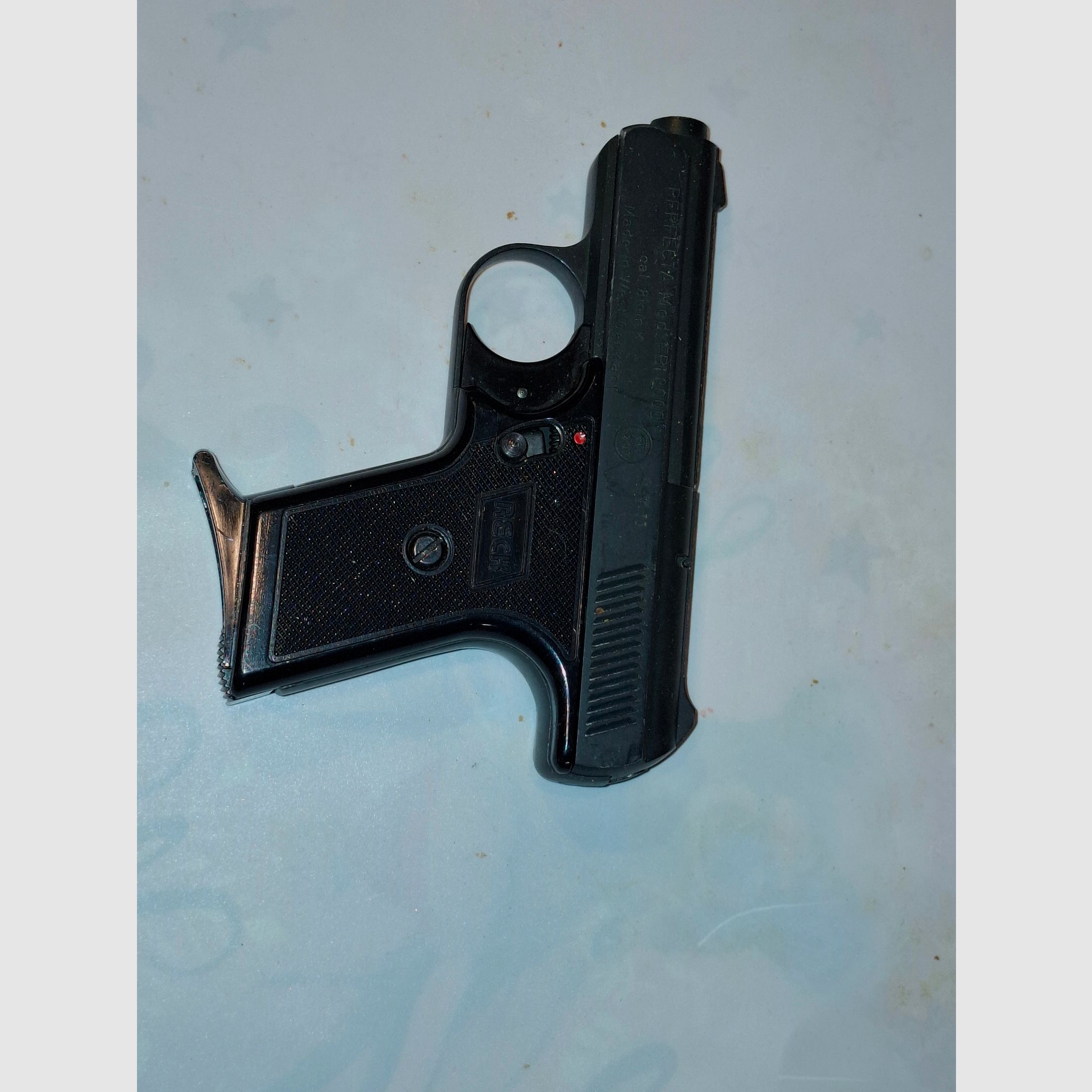 4 pistolets/ revolvers à blanc