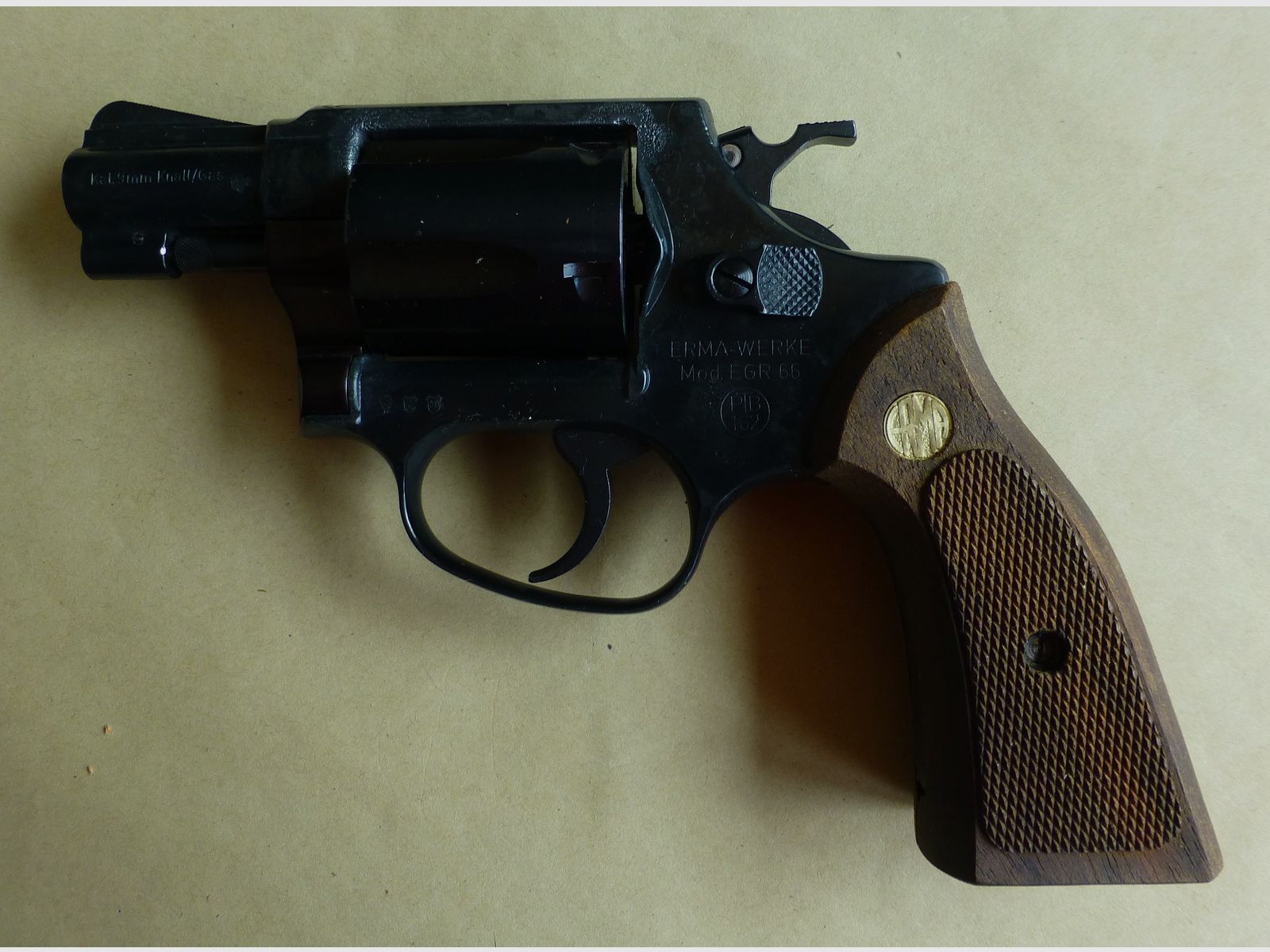 ERMA EGR 66 inkl. Abschußbecher und Erma Anstecknadel, Kaliber 9mm Gas- und Platzpatronen