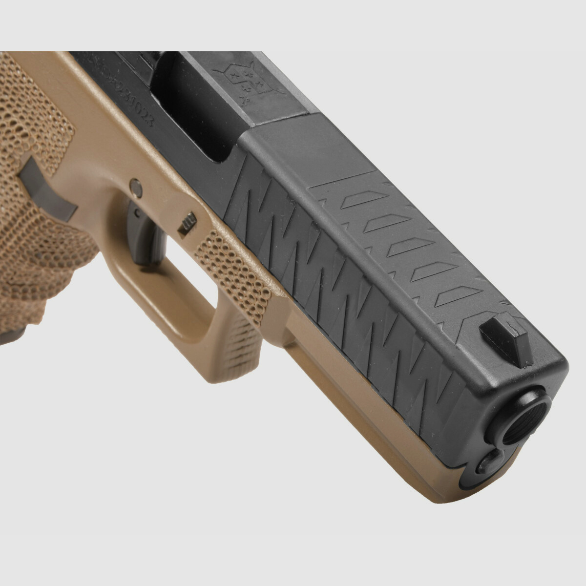 P05 GBB Airsoft Pistole in Tan | Delta Armory