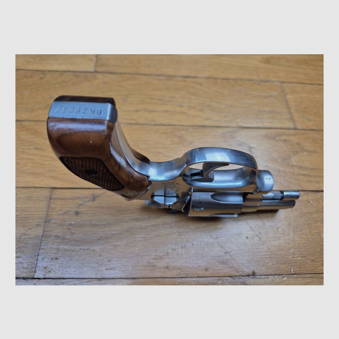 Excellent revolver Smith & Wesson modèle 63-3 – Cal .22Lr – Splendide version subnose inox à canon 2 pouces – Arme de 1992 en carcasse J – Excellente mécanique – Superbe esthétique – État quasi neuf !, image 7 sur 20