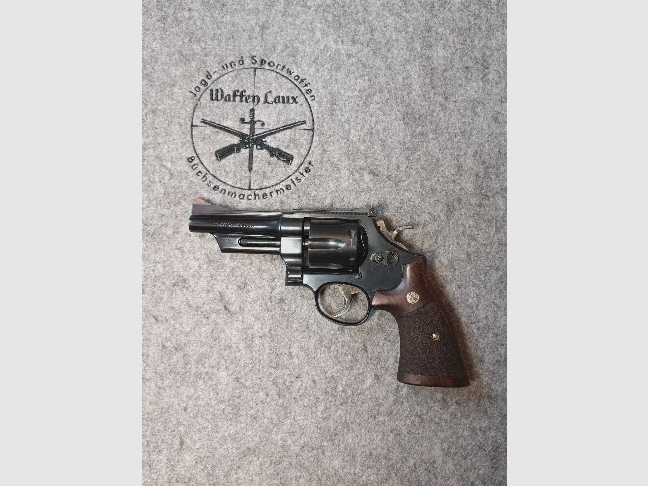 Smith & Wesson Mod. 27-3 Brüniert mit punzierten Holzgriffschalen