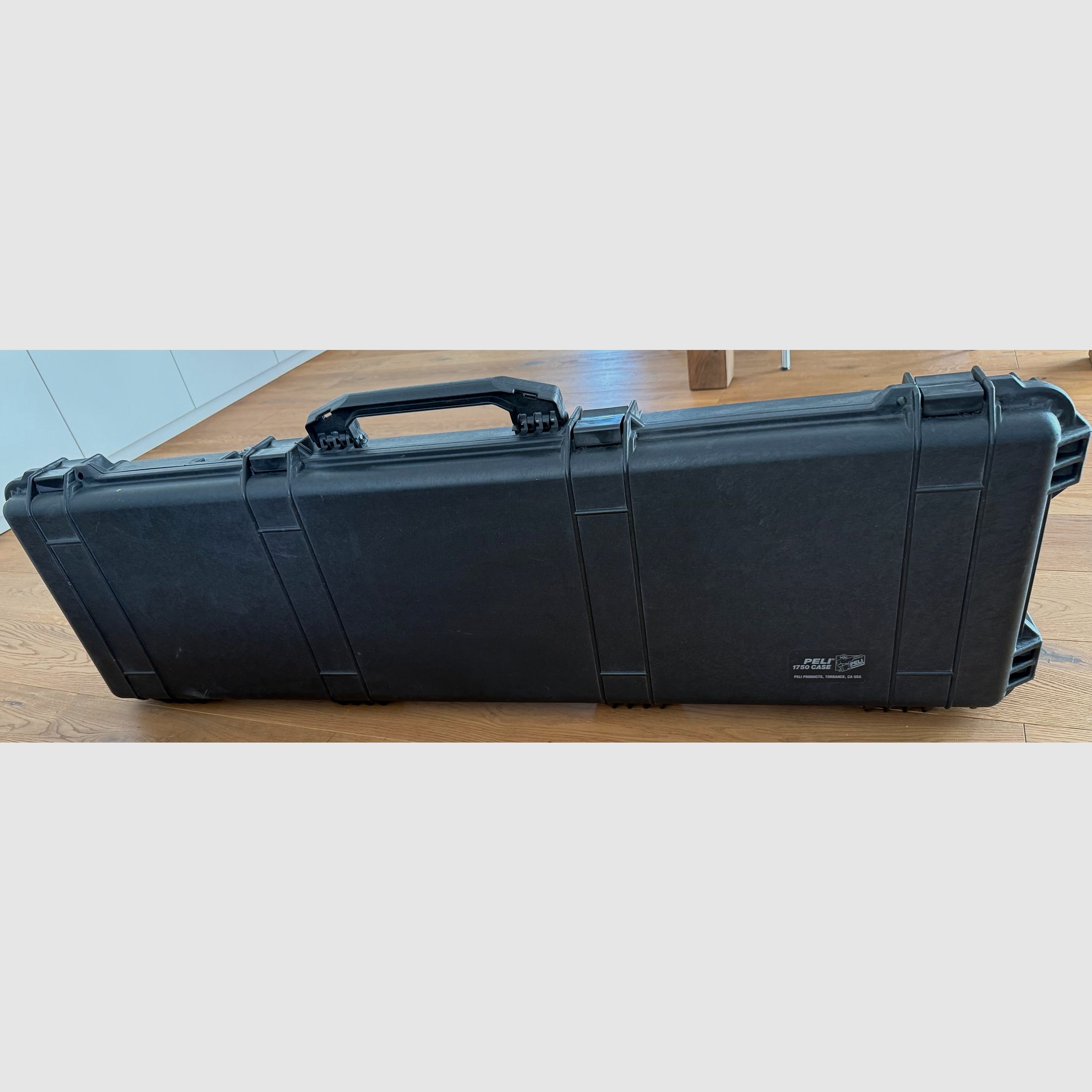 Peli Case 1750 Waffenkoffer mit Schaum, Schwarz, Wasserdicht