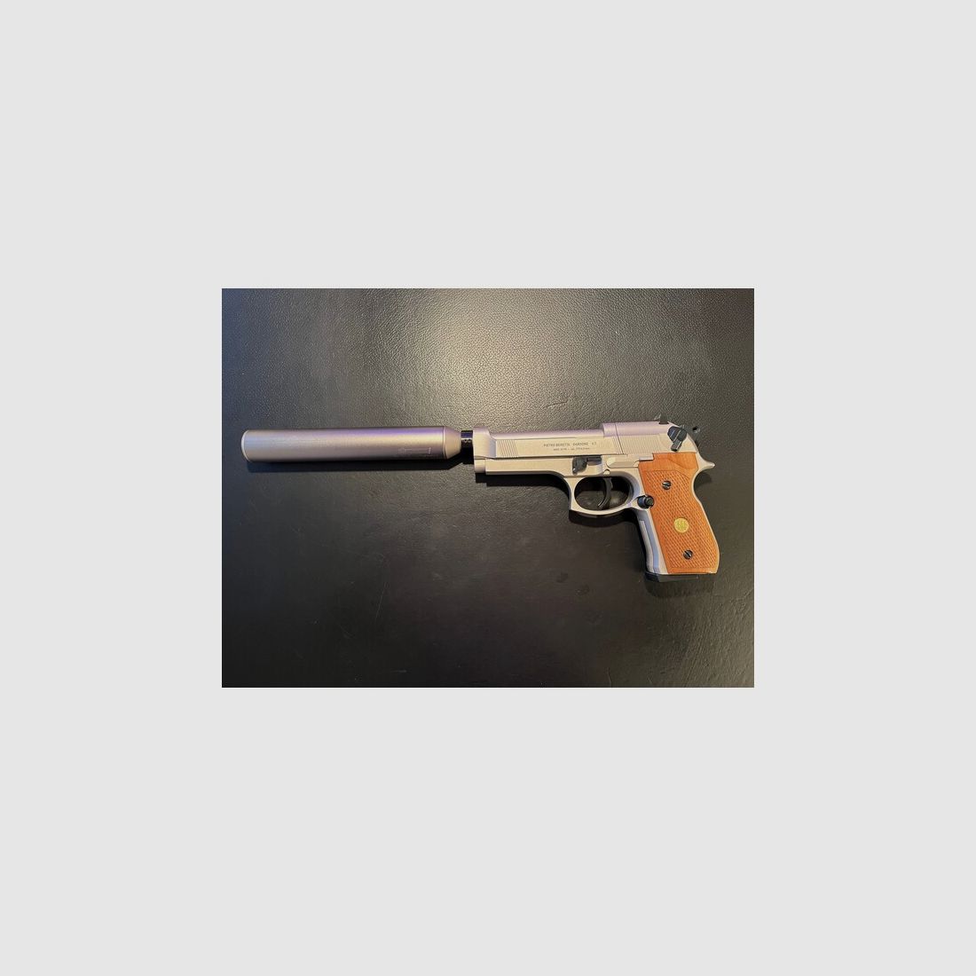 Beretta M 92 FS, vernickelt/ Holzgriffschalen CO2 4,5 mm Diabolo, mit Kompensator u. Schalldämpfer