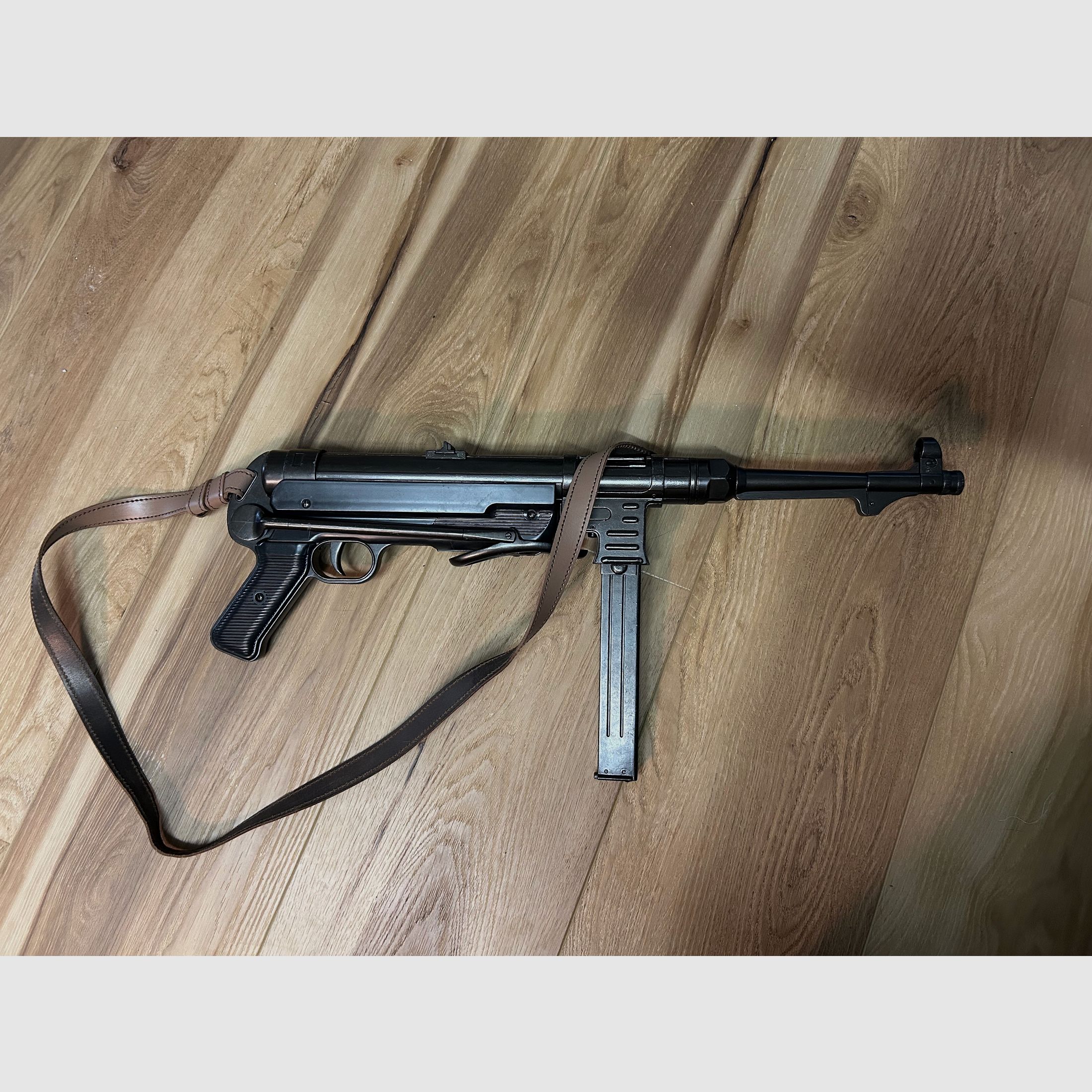 MP 40  Deko von Denix 