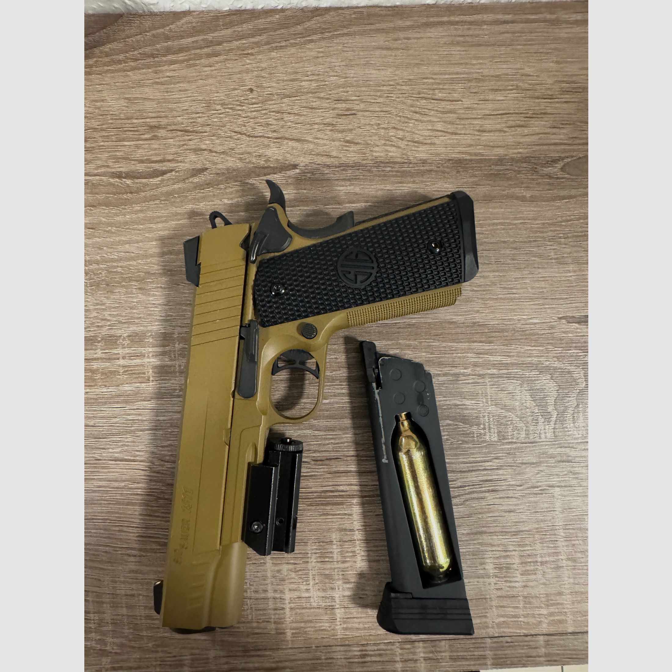 SIG SAUER 1911 Emperor Scorpion Coyote Tan 4,5mm BB - Druckluft Co2 BlowBack
