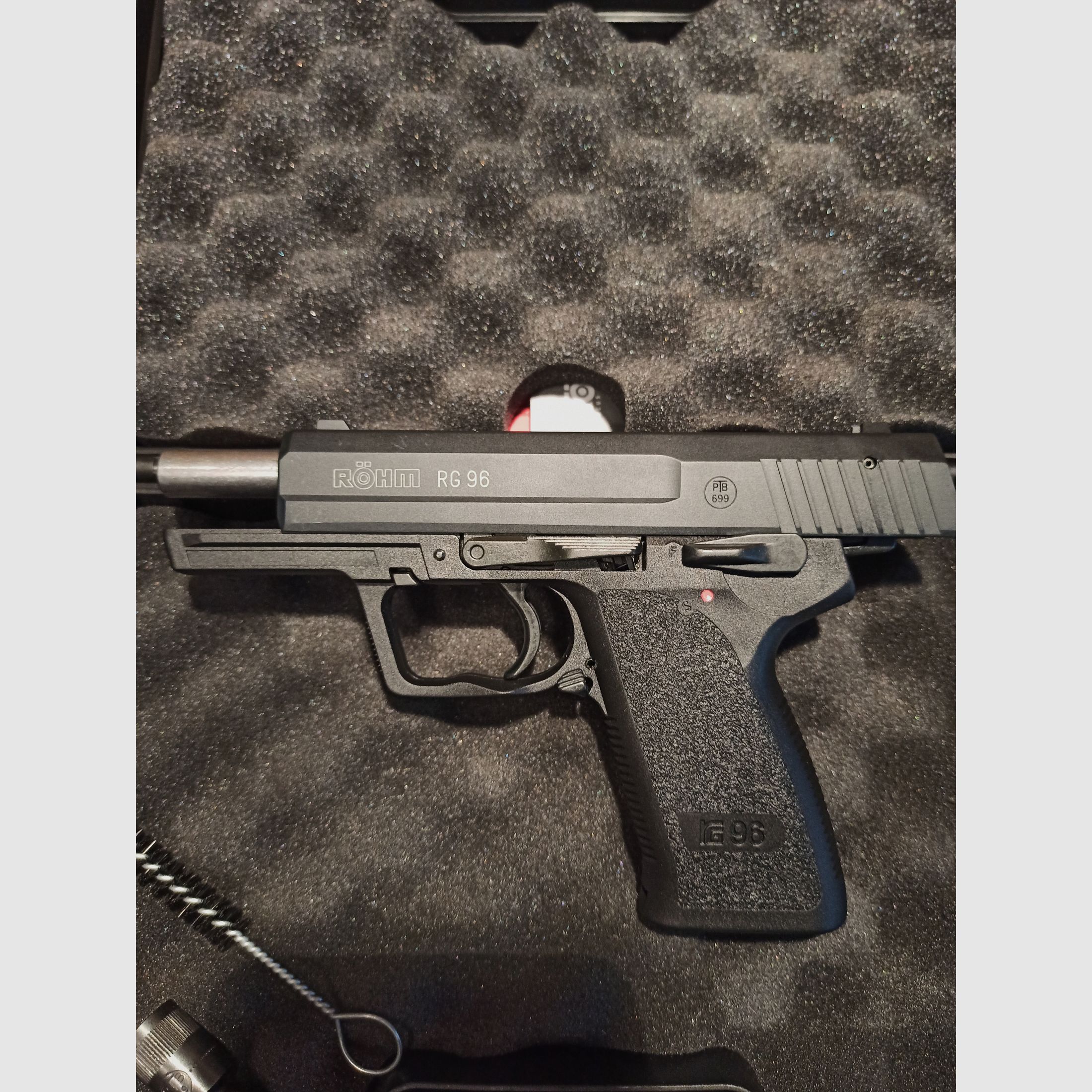 RG 96   BLK   9mm   P.A.K.   9R   PTB 699   (pistola a salve)