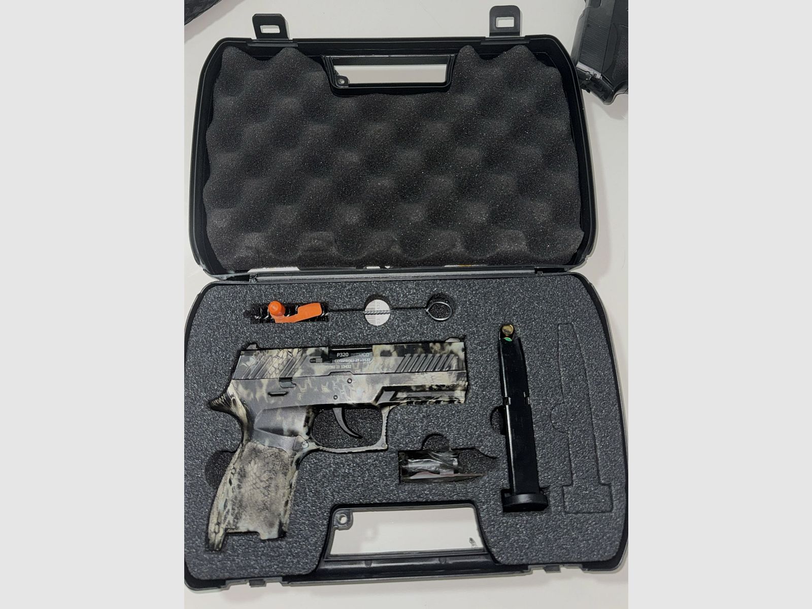 SIG Sauer P320 Schreckschuss 9mm P.A.K. – Kamuflaż – w zestawie z magazynkiem – PTB