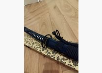 Niebieskie katana z ostrym ostrzem z 9260 sprężynowej stali, saya z powłoką Ishime, szybkie dobre katana, cena nowego 540 euro