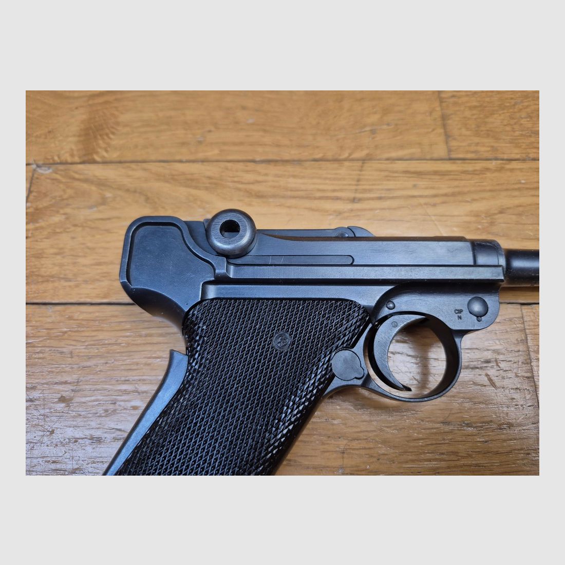 Sehr schöner Schweizer Luger P06/1929 – Kal. 7,65 Parabellum – Arsenal Bern 1942 – vollständig einheitliche Seriennummer – Magazin im Modell – Zustand wie neu!, Bild 21 von 23