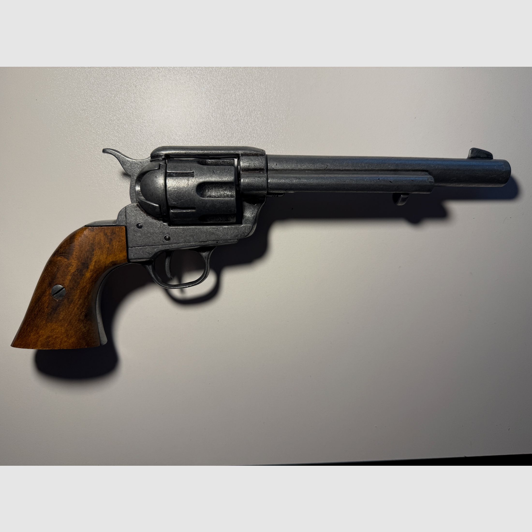 Decorative Revolver US Cavalry Colt Denix Colt .45 Peacemaker USA 1873, old gray