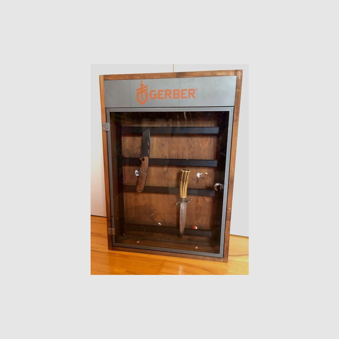 GERBER Vitrine Schaukasten für Messer, Waffen  magnetisch 